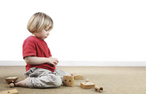 маленький ребенок играет с кубиками