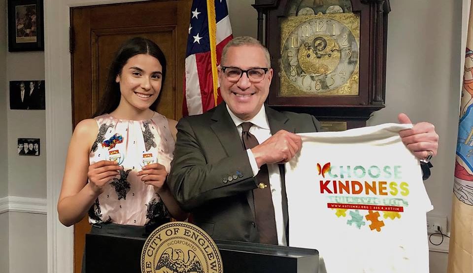 Victoria Veloz-Vicioso and Englewood Mayor Michael Wildes holding a Choose Kindness t-shirt