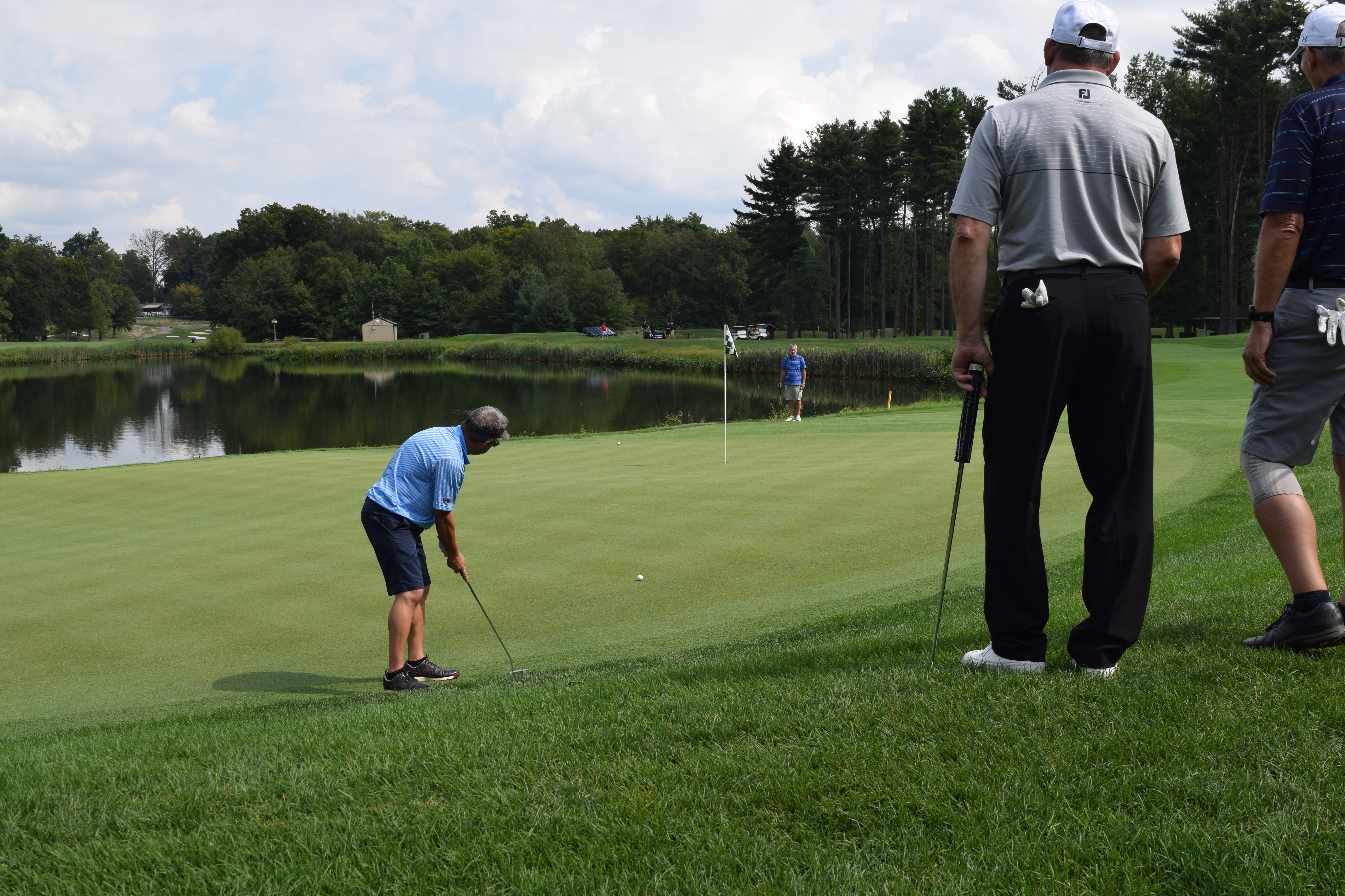 golfer lining up a shot at 2019 Autism New Jersey golf outing